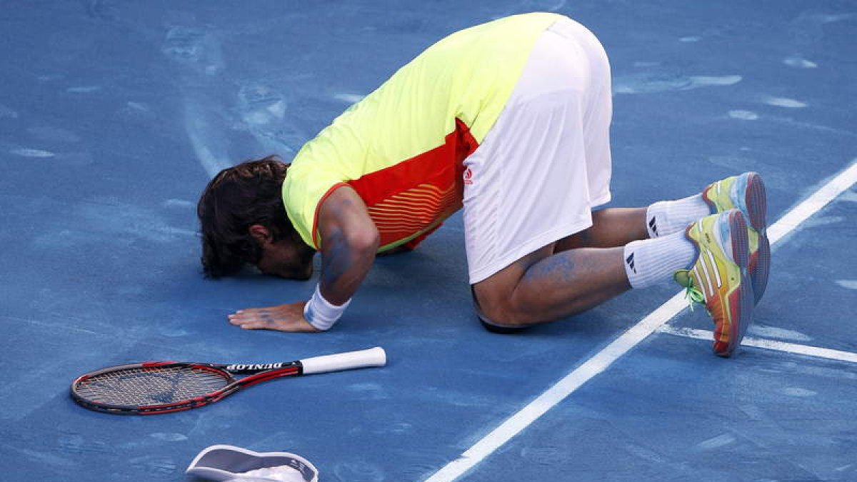 Verdasco besa el suelo de la pista tras su victoria.