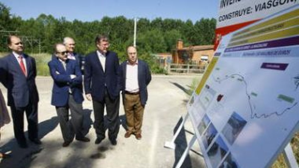 El consejero Antonio Silván contempla el cartel en el que se detalla el proyecto de la LE-420.