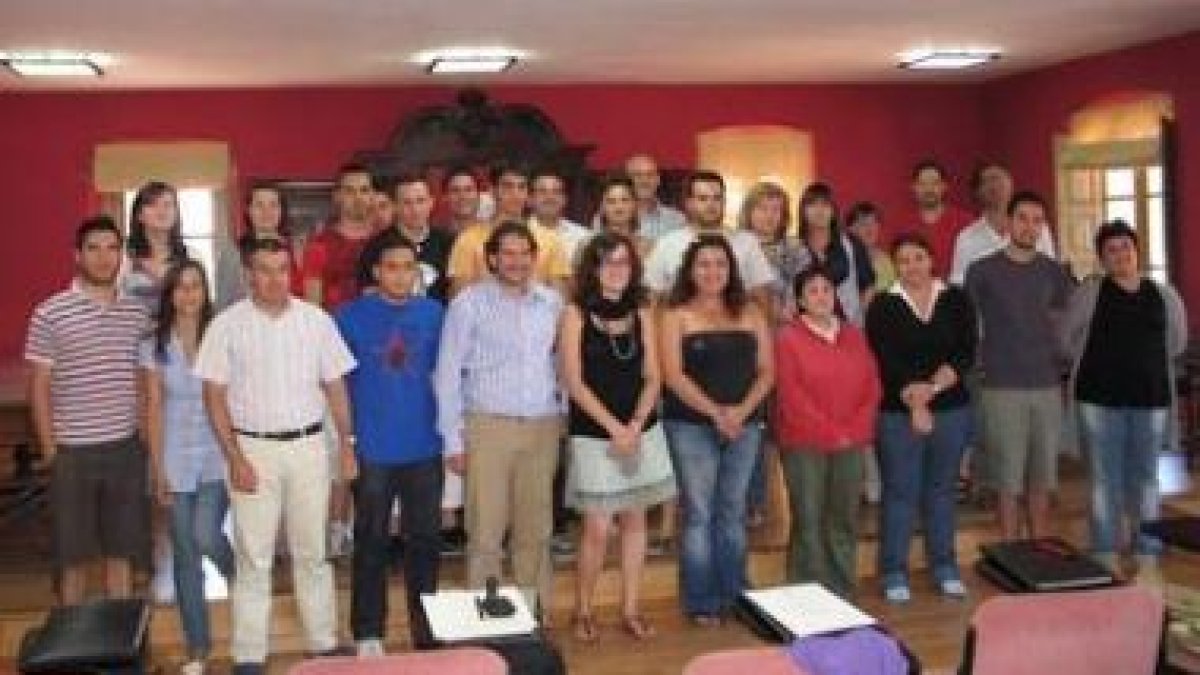 Asistentes a los cursillos de Cistierna, en un momento de la clausura de los actos.