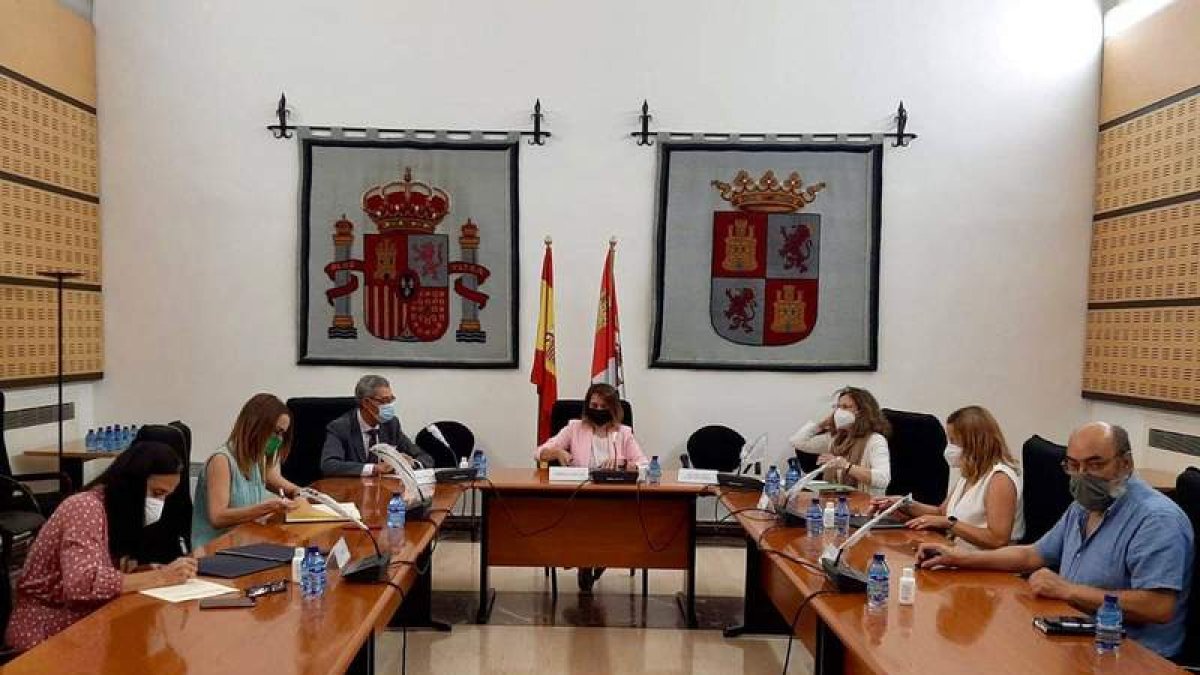 La consejera de Educación con los representantes de los sindicatos educativos. DL