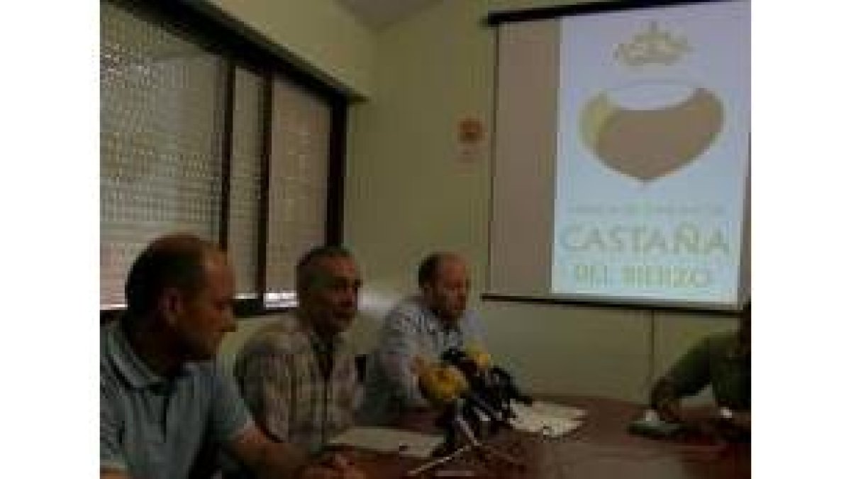 Merayo, Anta y Linares ayer en la presentación del sello de garantía