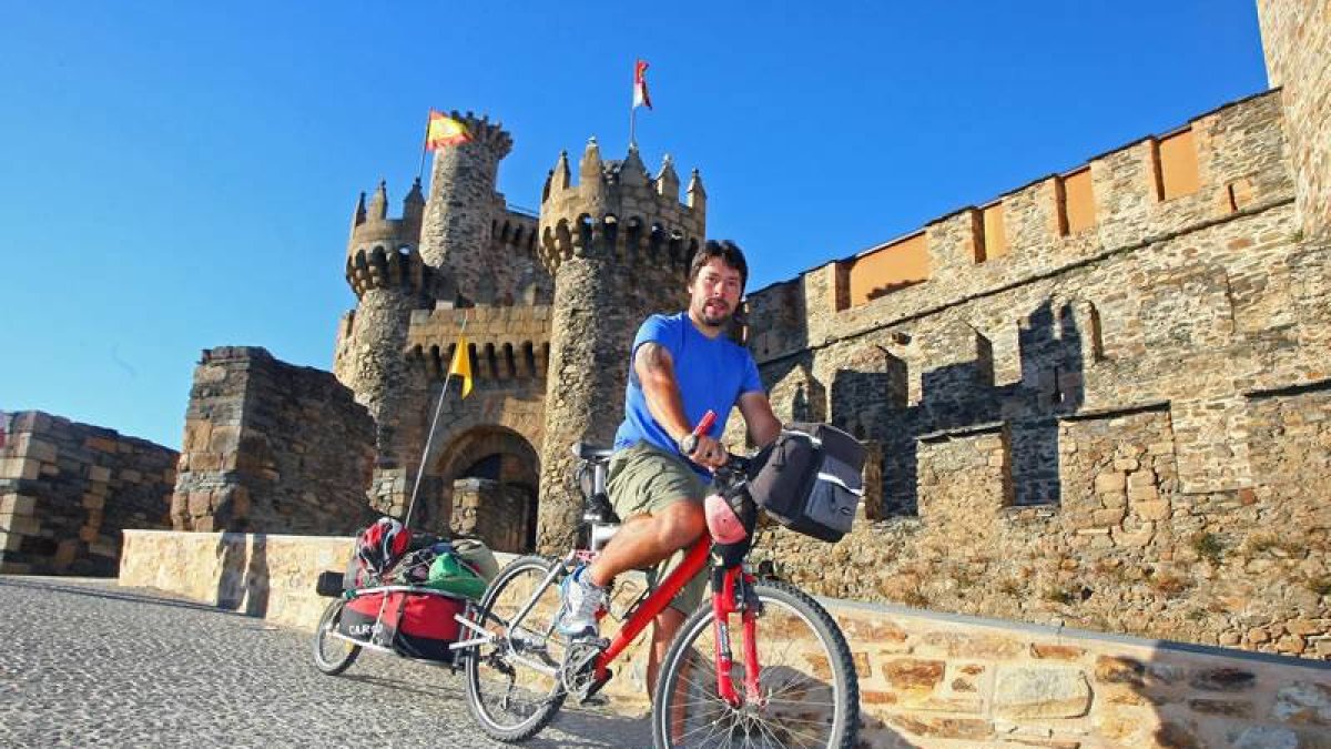 Alberto López, frente al Castillo de los Templarios, antes de empezar su viaje desde Ponferrada .