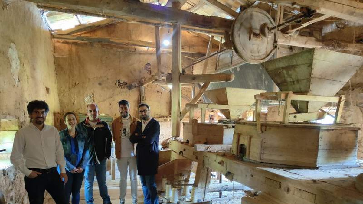 Visita de los diputados Pablo López Presa y Carolina López Arias al molino de Val de San Lorenzo. DL