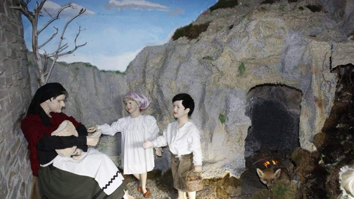 En la imagen, la llamada ‘vieja del monte’ con dos niños. CAMPOS