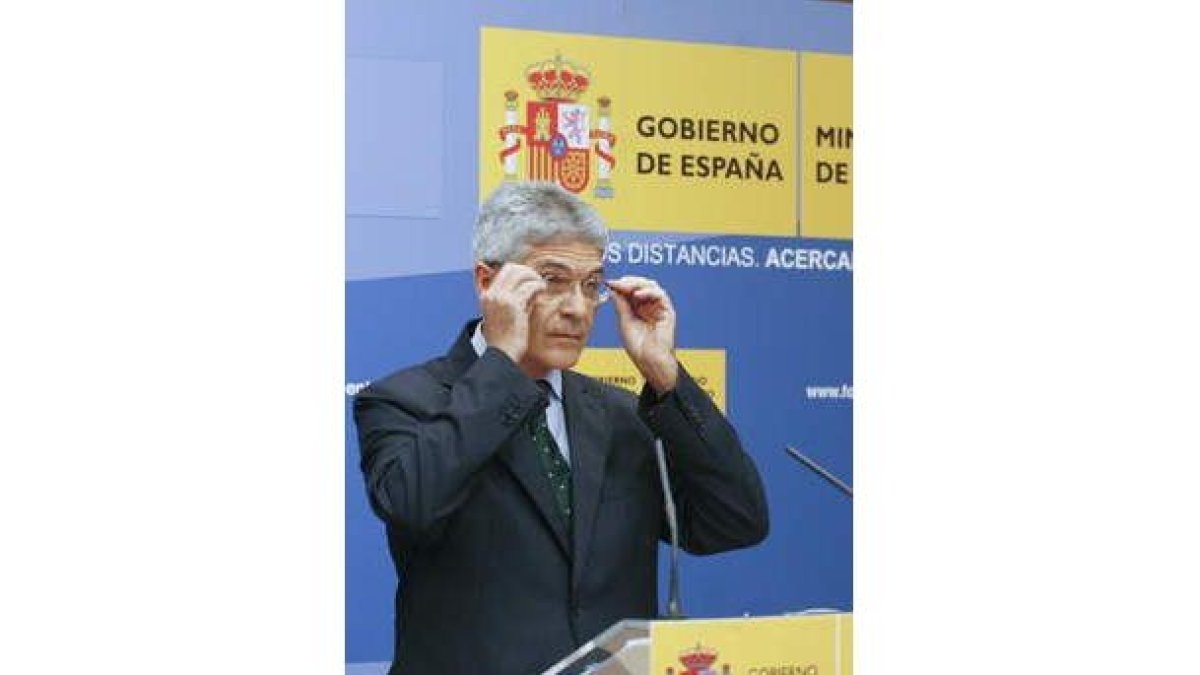 El responsable de transportes analiza el informe.