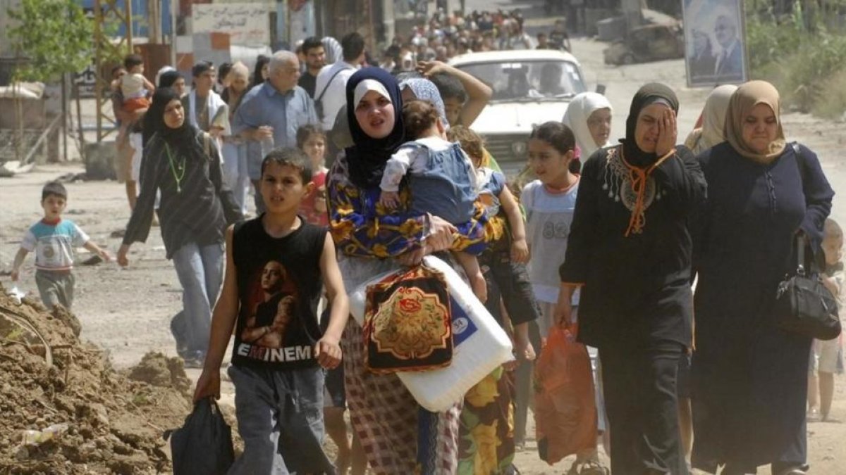 Refugiados palestinos en Líbano huyen de los combates en el 2007.
