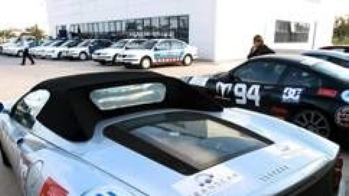Los coches deportivos de los cinco detenidos estaban ayer en las instalaciones de los Mossos