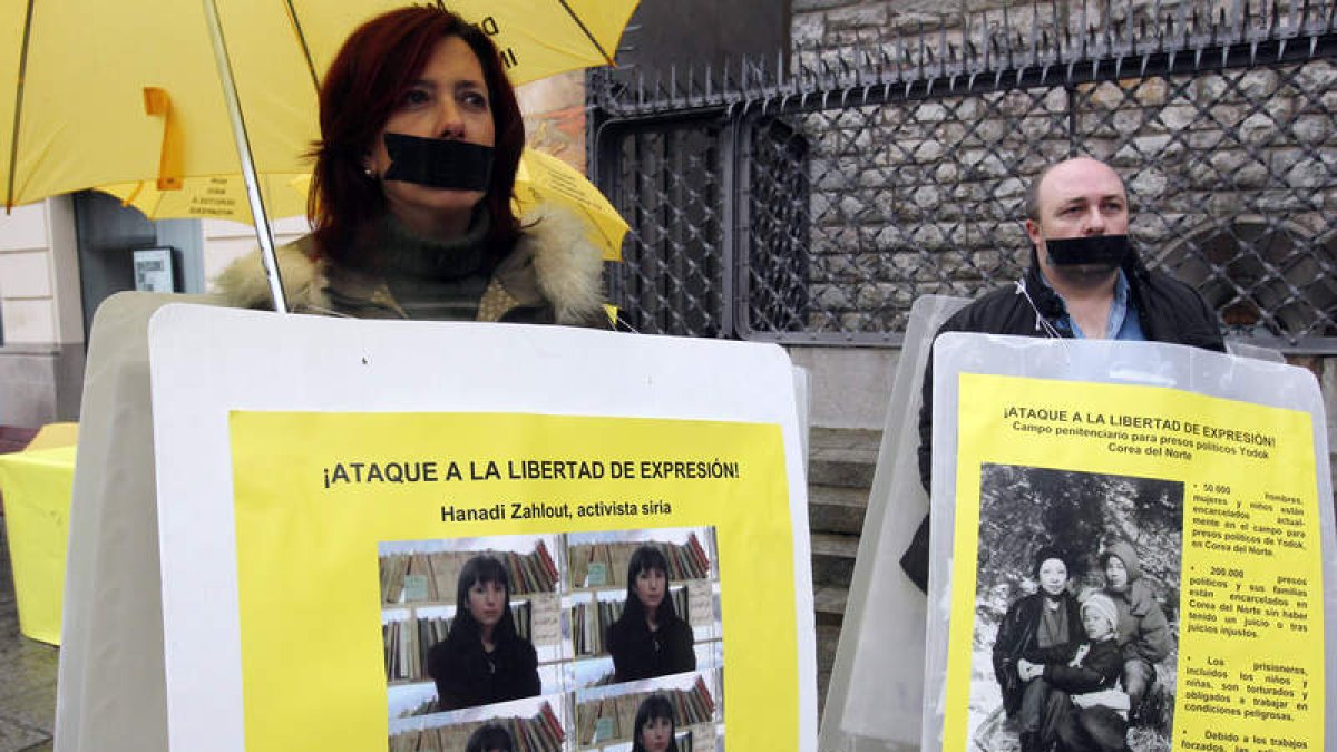 Participantes en la manifestación expresan su repulsa por la falta de libertad de expresión.