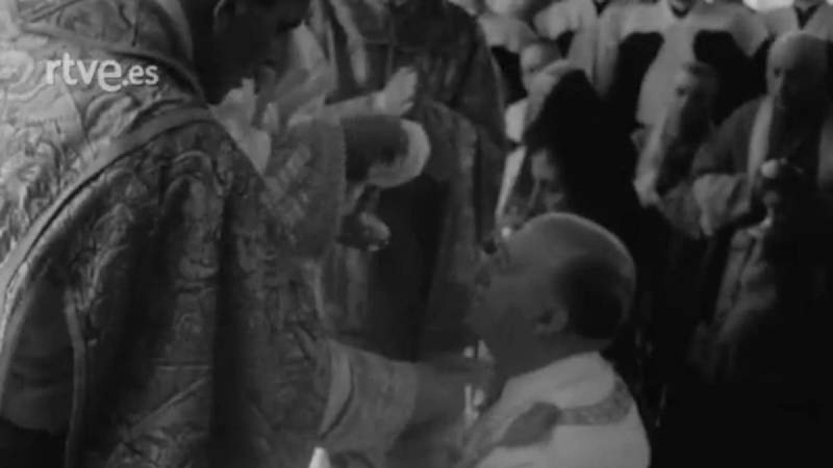 Franco recibe la comunión en Guzmán el 12 de julio de 1964. La Iglesia le dio a beber el vino sagrado en el Santo Grial
