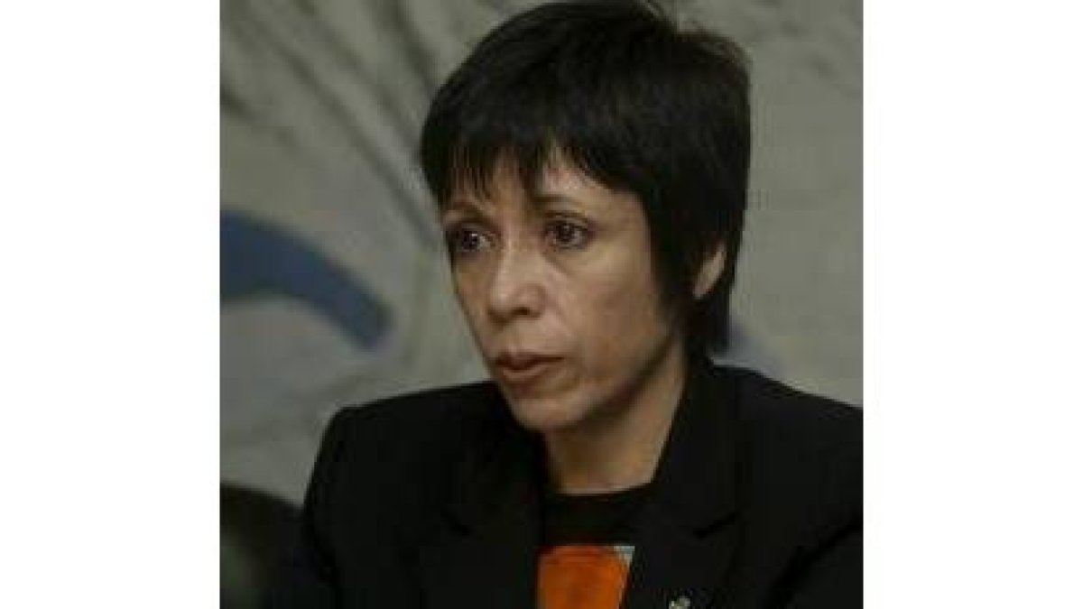 Una trabajadora en el consultorio médico de La Robla que realiza labores de gestión