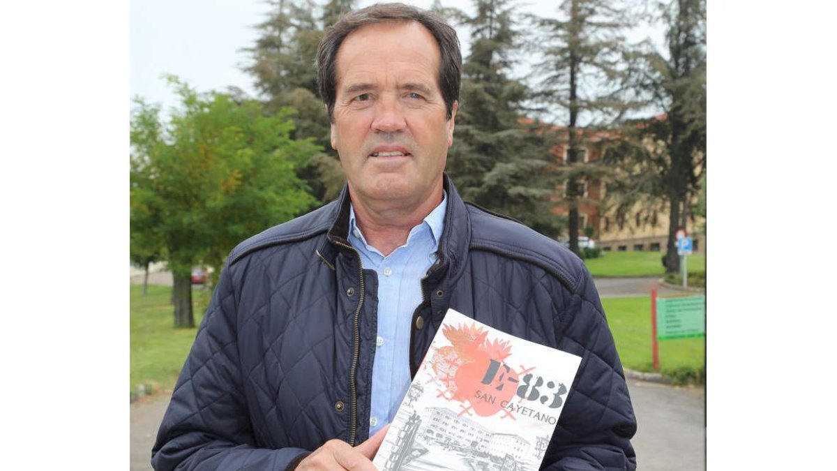 Agustín Molleda frente a San Cayetano.