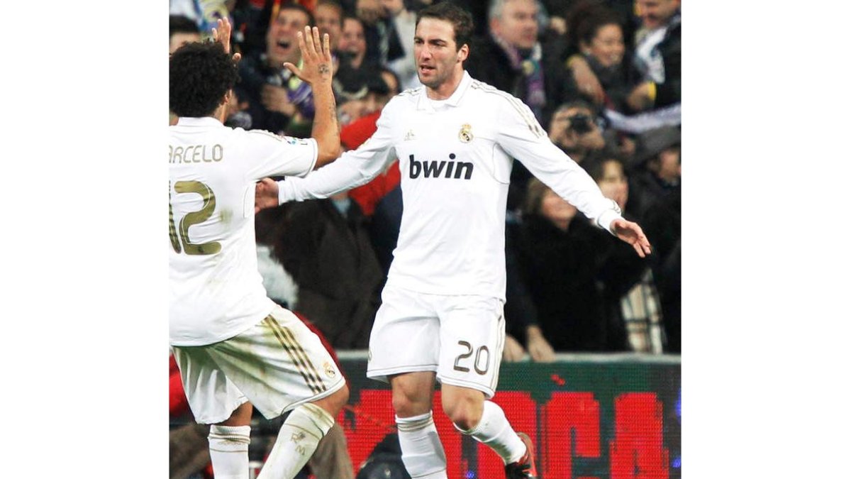 Higuaín celebra con Marcelo uno de los goles del Madrid en el último partido de Copa.