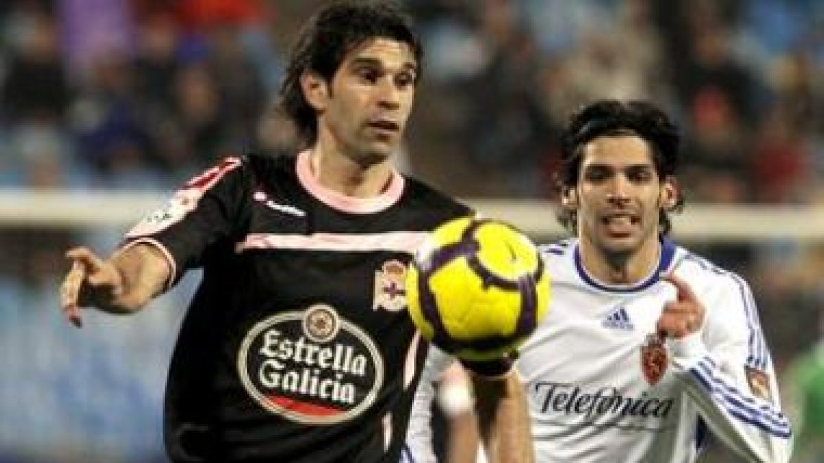 Valerón controla el balón en presencia del jugador del Real Zaragoza Ángel Lafita.