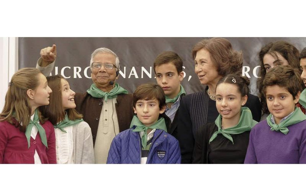 Mohamed Yunus y la Reina, con un grupo de niños en Valladolid en la Cumbre del Microcrédito.