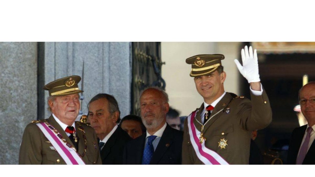 El Rey Don Juan Carlos I junto a S.A.R El Principe Felipe durante la celebracion del Capitulo de la Real y Militar orden de San Hermenegildo celebrado esta mañana en el Monasterio de El Escorial.