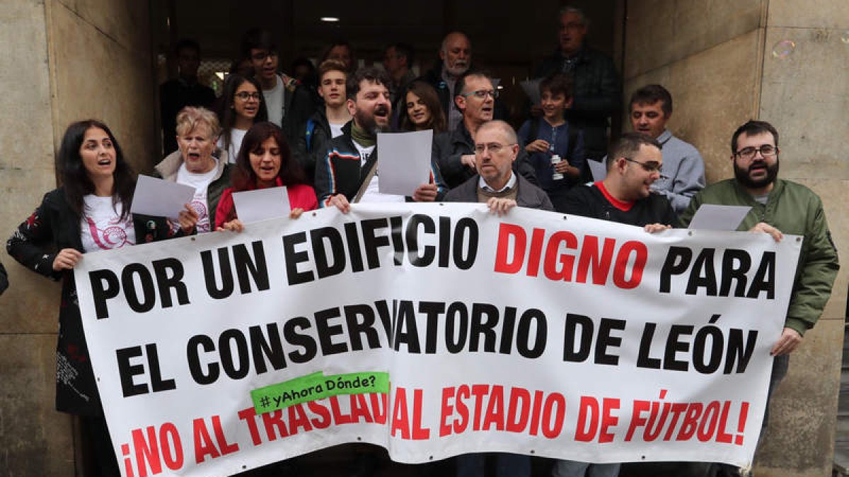 Profesores y alumnos del conservatorio convocan cada semana una protesta para exigir nuevas instalaciones. RAMIRO