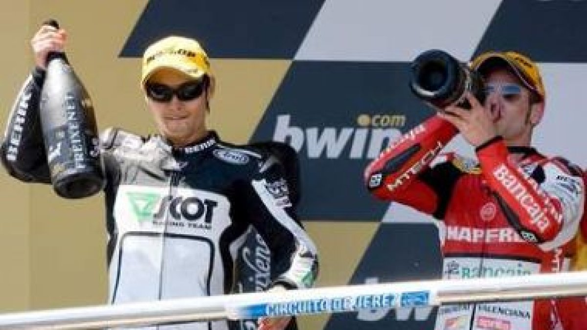 Aoyama y Bautista celebran en el podio con cava su primer y segundo puesto en 250