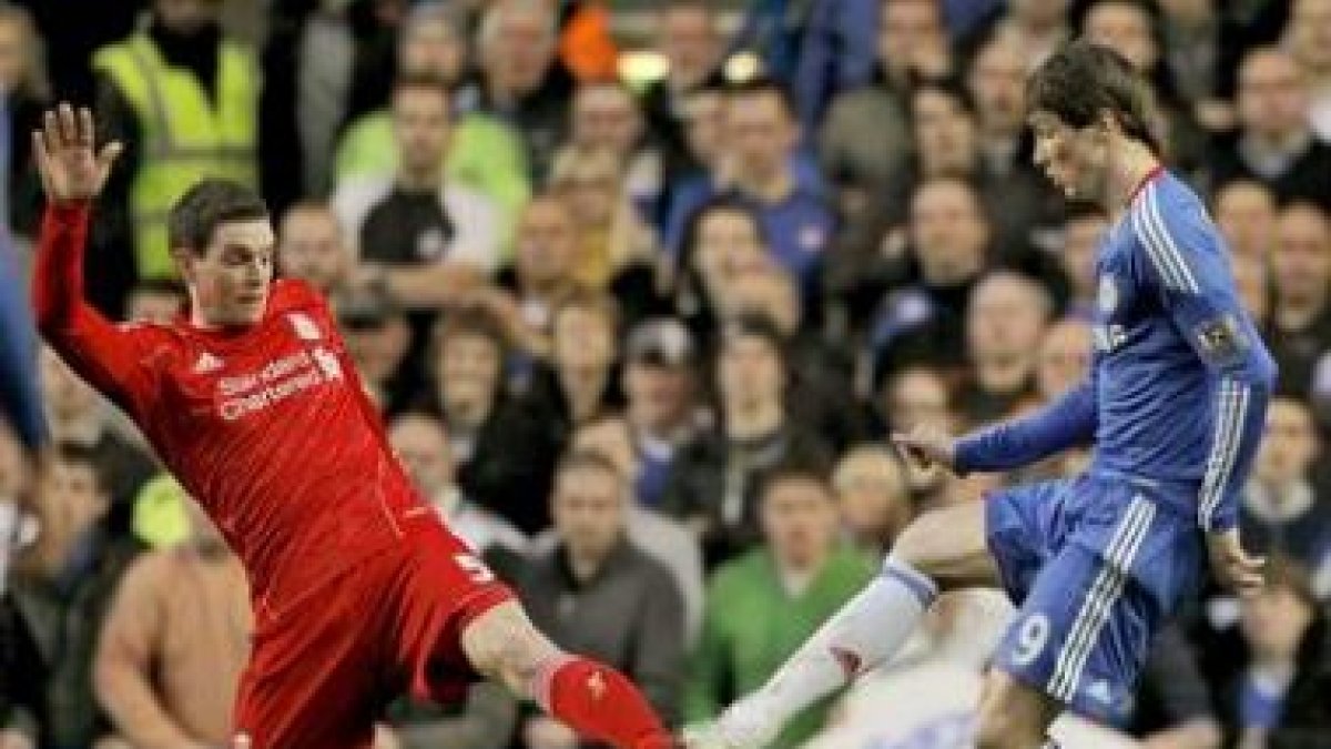 Fernando Torres lucha por el balón con Daniel Agger del Liverpool durante su debut con el Chelsea.