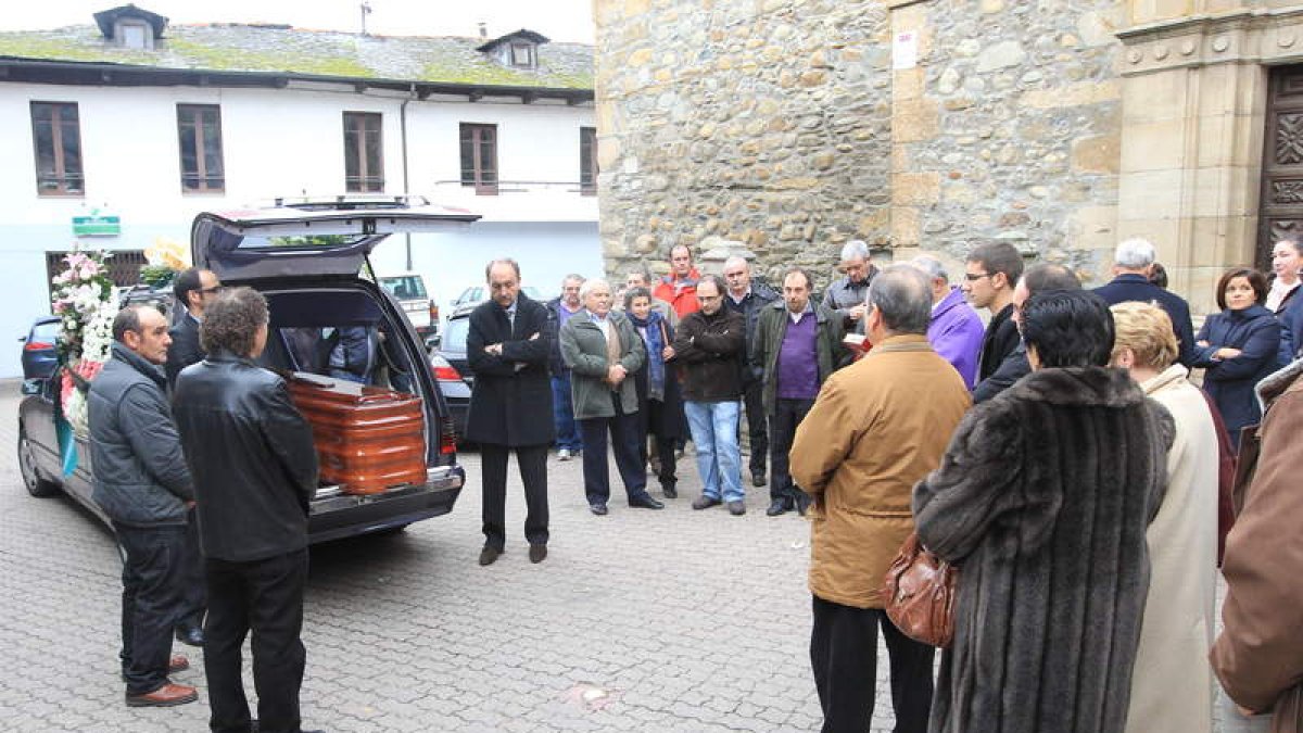 El funeral por Antonio González dejó muestras de la conmoción que ha causado en Cacabelos.