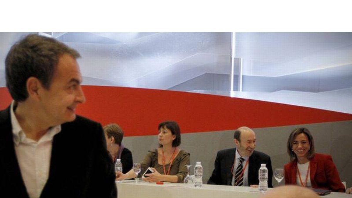 José Luis Rodríguez Zapatero, con Carme Chacón y Alfredo Pérez Rubalcaba al fondo, en Sevilla.