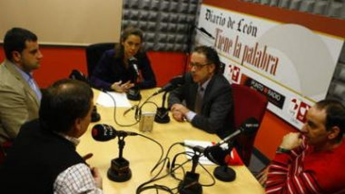 Antonio Velasco, Ibán Garcia, la moderadora Nuria González, Javier Chamorro y  Antonio Nicolás.