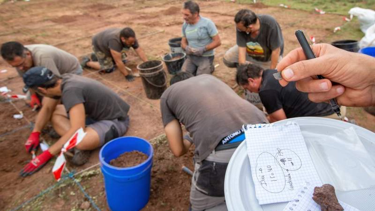 Los investigadores peinan las cuadrículas para recolectar los pequeños restos óseos del dinosaurio. RAQUEL MANZANARES