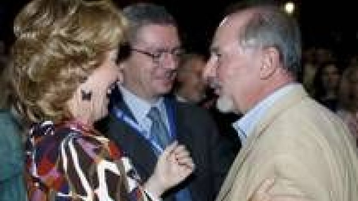 Aguirre y Gallardón saludan a Rodrigo Rato a su llegada al congreso del PP madrileño