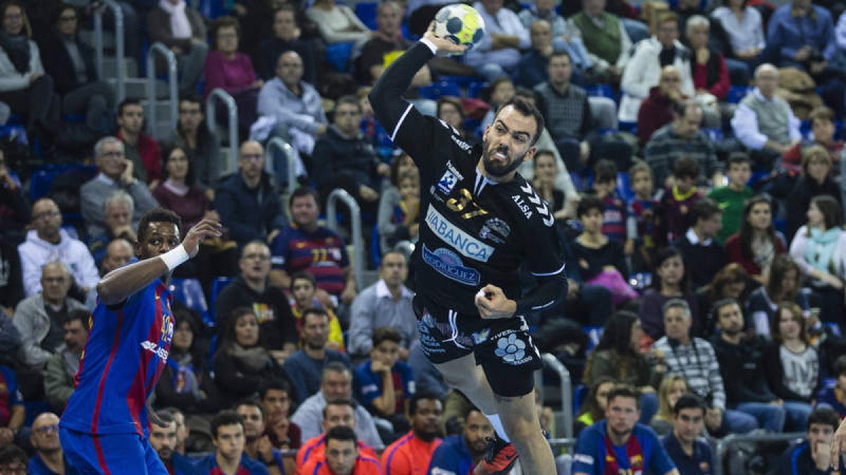 Álex Costoya, máximo artillero del Ademar, durante el partido del Palau ante el Barcelona. XAVI BONILLA