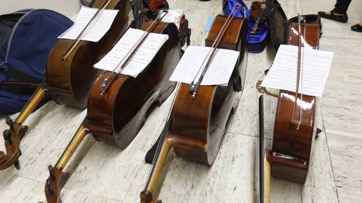 Instrumentos en el suelo en la Escuela Municipal de Música de León