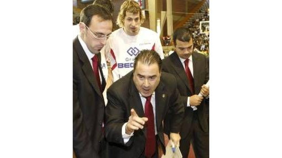 Gustavo Aranzana da instrucciones a sus jugadores durante un partido