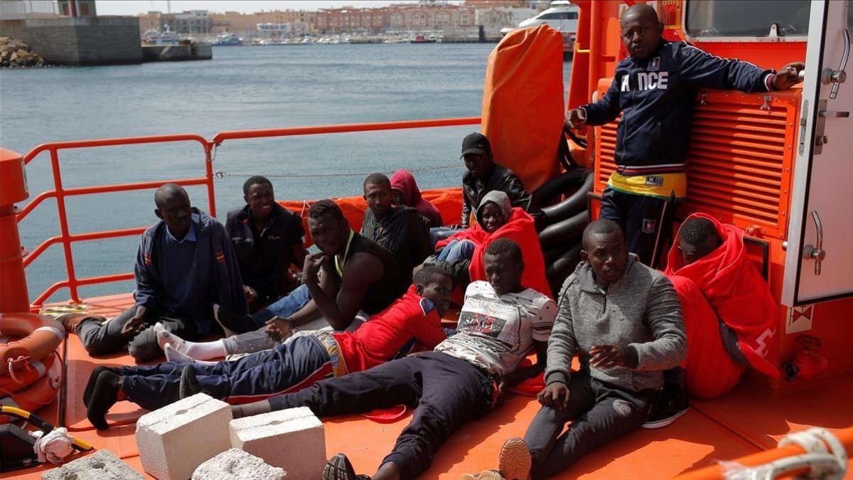 Inmigrantes rescatados llegan al puerto de Tarifa, el 17 de julio. /