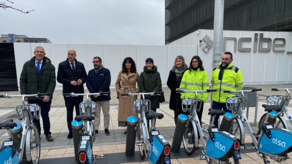 El alcalde de León, José Antonio Diez asistió a la inauguración del nuevo punto de préstamo de bicicletas junto al concejal Vicente Canuria y al representante de Alsa, Óscar Barredo. DL