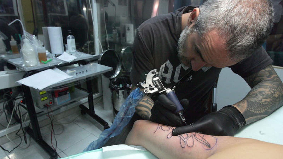 Fernando es el tatuador de Tattoo Mo-Gur, el salón de tatuajes situado en la Plaza de Torres de Omaña, donde están especializados en la realización de diseños orientales.