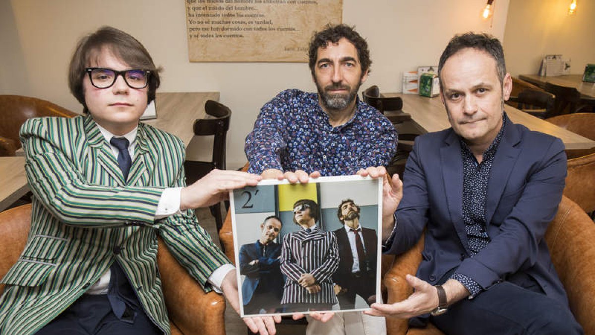 Conrado Martín, Maxi ‘Boogie’ y Héctor Escobar, el trío Los Modernos, con su elepé entre las manos. FERNANDO OTERO PERANDONES