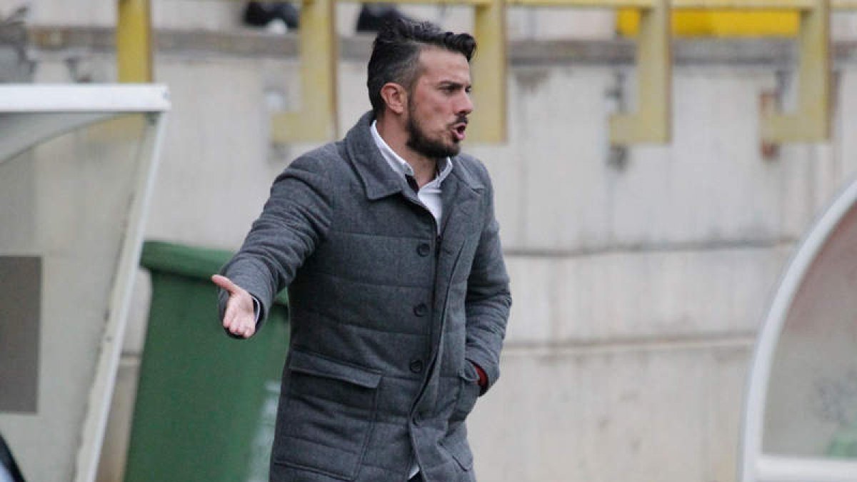 De la Barrera estuvo muy activo durante todo el encuentro para evitar cualquier error de sus jugadores durante el partido ante la Ponferradina. MARCIANO PÉREZ