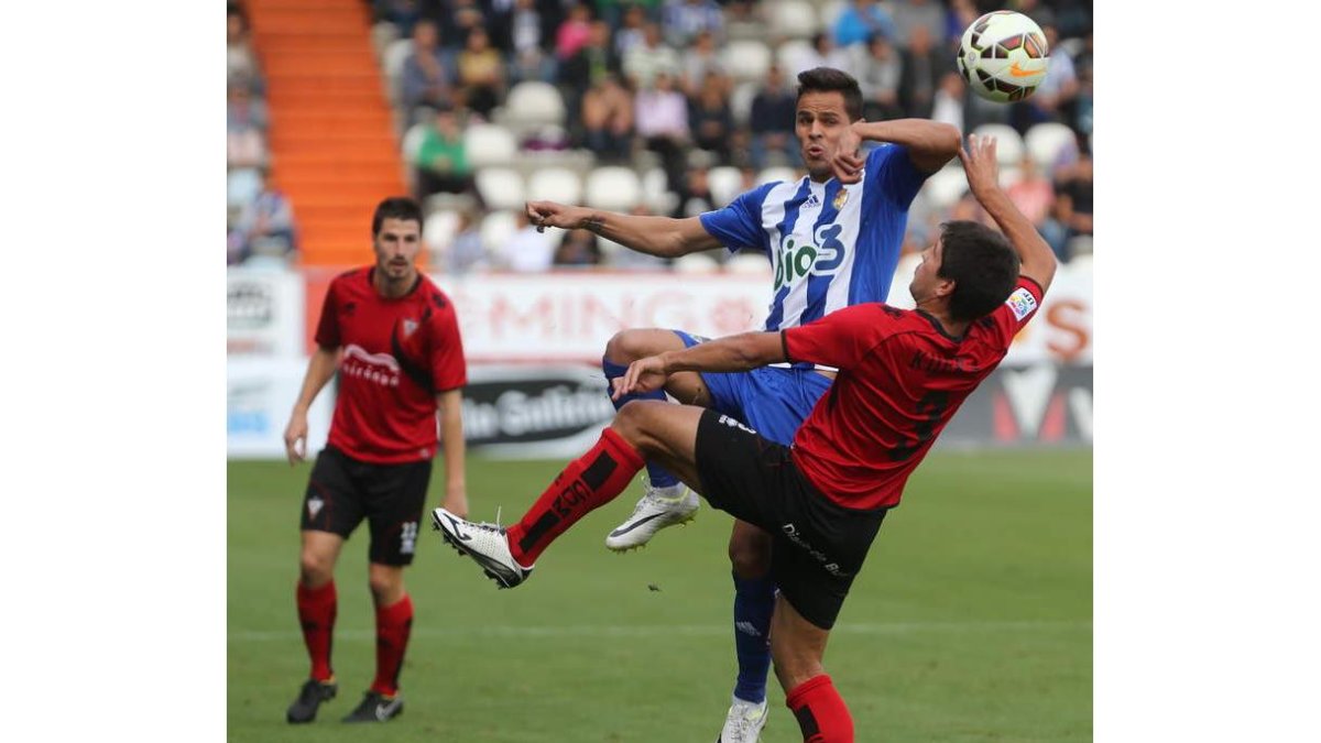 Acorán, un dolor de cabeza para el rival, recibió buena parte de las faltas.