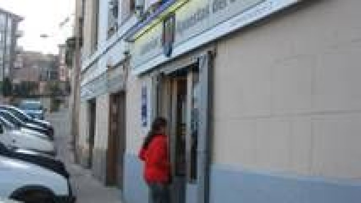 Una joven entra en una de las dos administraciones de lotería que existen en la ciudad