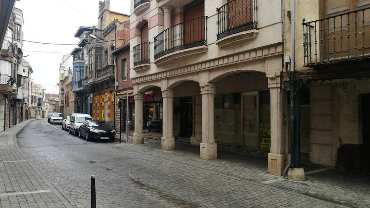 La calle Juan de Mansilla, en La Bañeza, antes de concluir su adoquinado financiado con fondos del Plan de Cooperación Municipal. P.R.B.