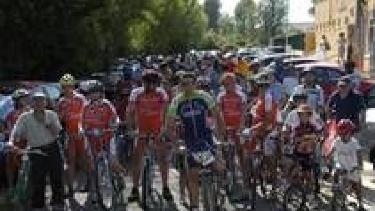 Javier Pascual, en el centro, junto a los participantes de la marcha cicloturista