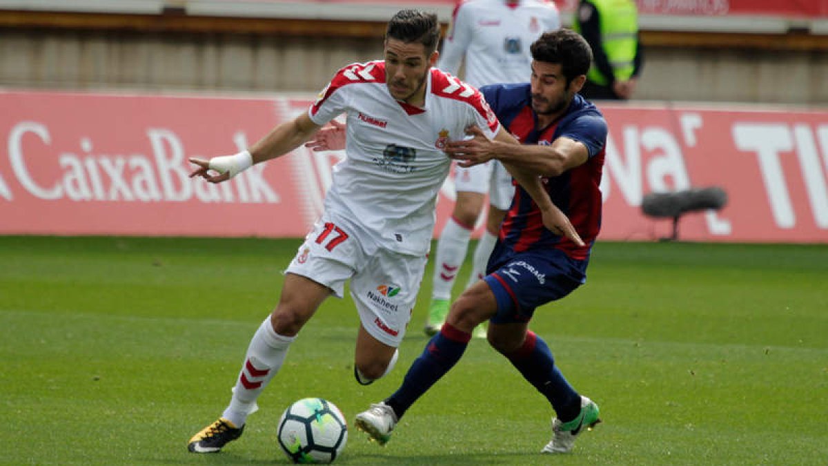 Emi Buendía, con el balón en los pies, ante la SD Huesca en el Reino de León. SECUNDINO PÉREZ