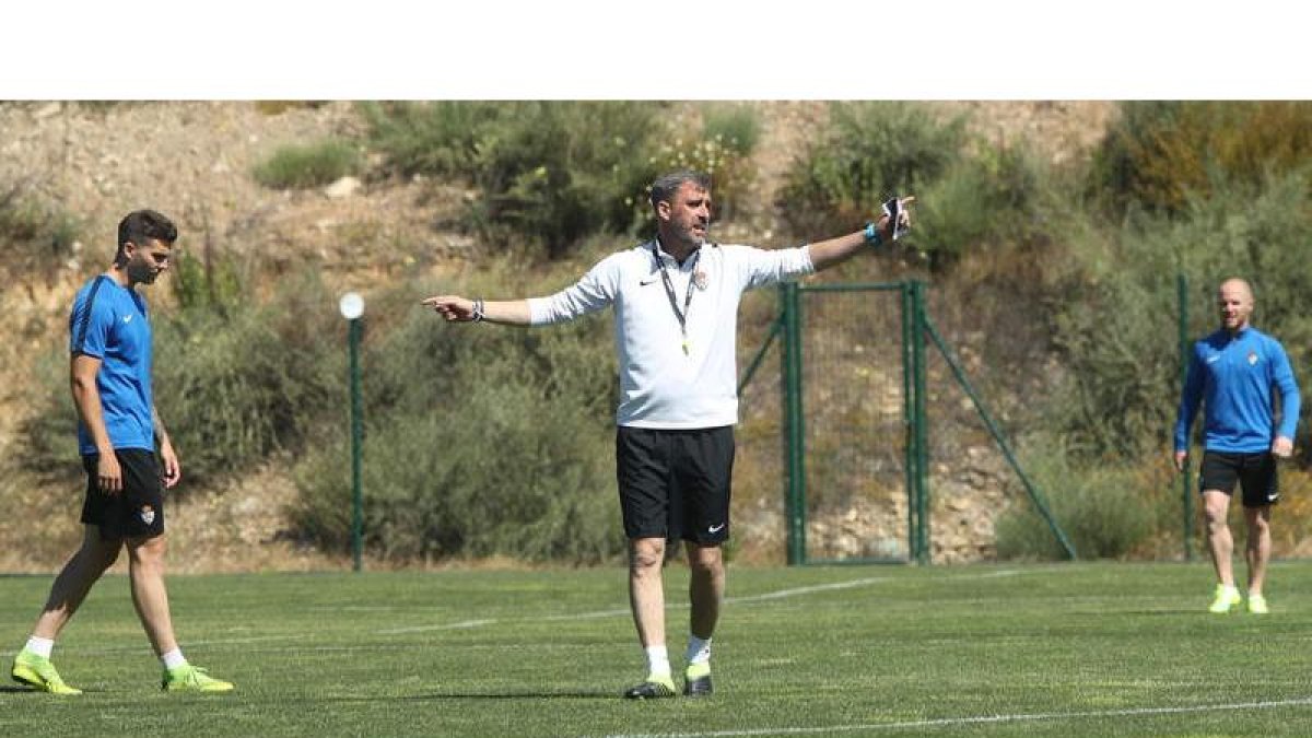 Jon Bolo está convencido de que la Deportiva remontará la eliminatoria ante el Cornellà para seguir peleando por el ascenso a Segunda División. L. DE LA MATA