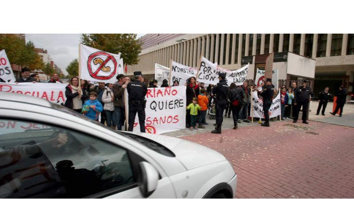 Los padres se concentraron ayer ante la sede de las cortes autonómicas en Valladolid.