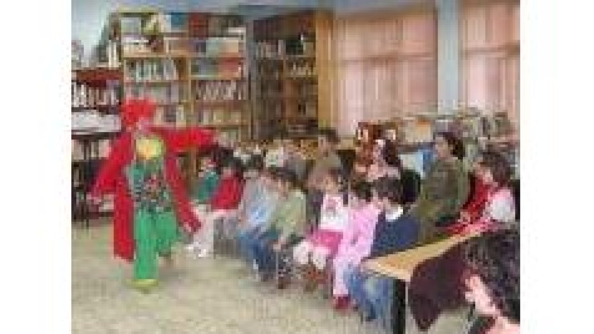 Un momento del cuentacuentos que puso fin al taller de lectura