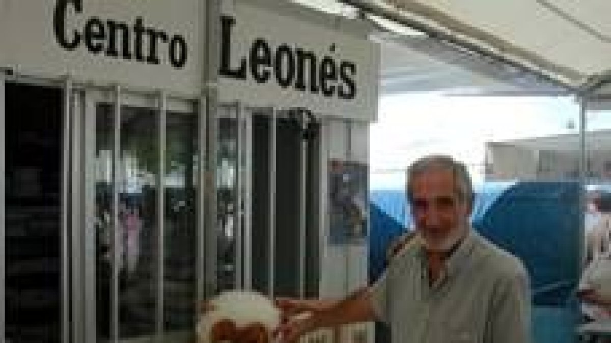 Pedro del Ferrero, presidente de la Casa de León, con la mascota