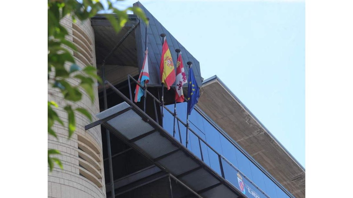 Bandera del Bierzo a media asta, el día que murió Insunza. A.F. BARREDO
