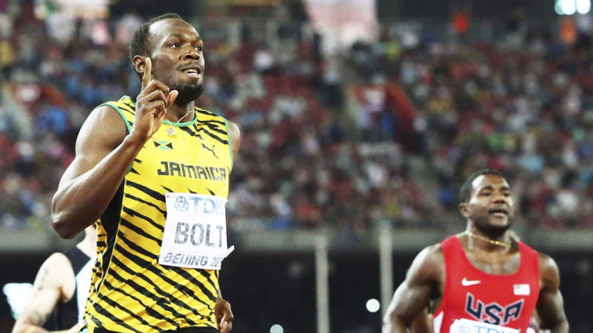 Usain Bolt, izquierda, ganó la final de 200 metros en Pekín al imponerse con facilidad a Gatlin