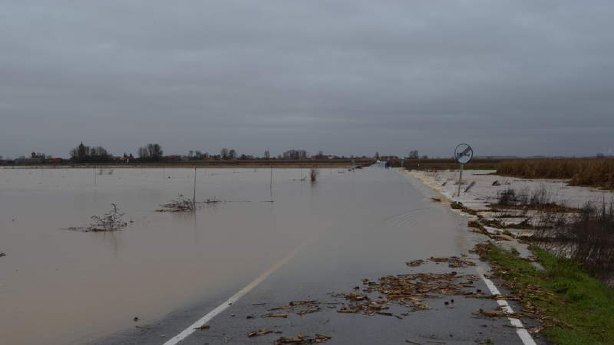 Una de las muchas carreteras afectadas por las riadas que azotaron León en diciembre de 2019. MEDINA