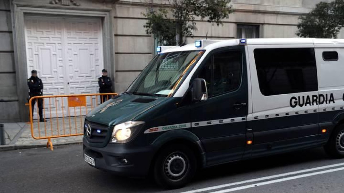 Furgón en el que han sido trasladados Oriol Junqueras y los cinco exconsellers desde la cárcel de Extremera.