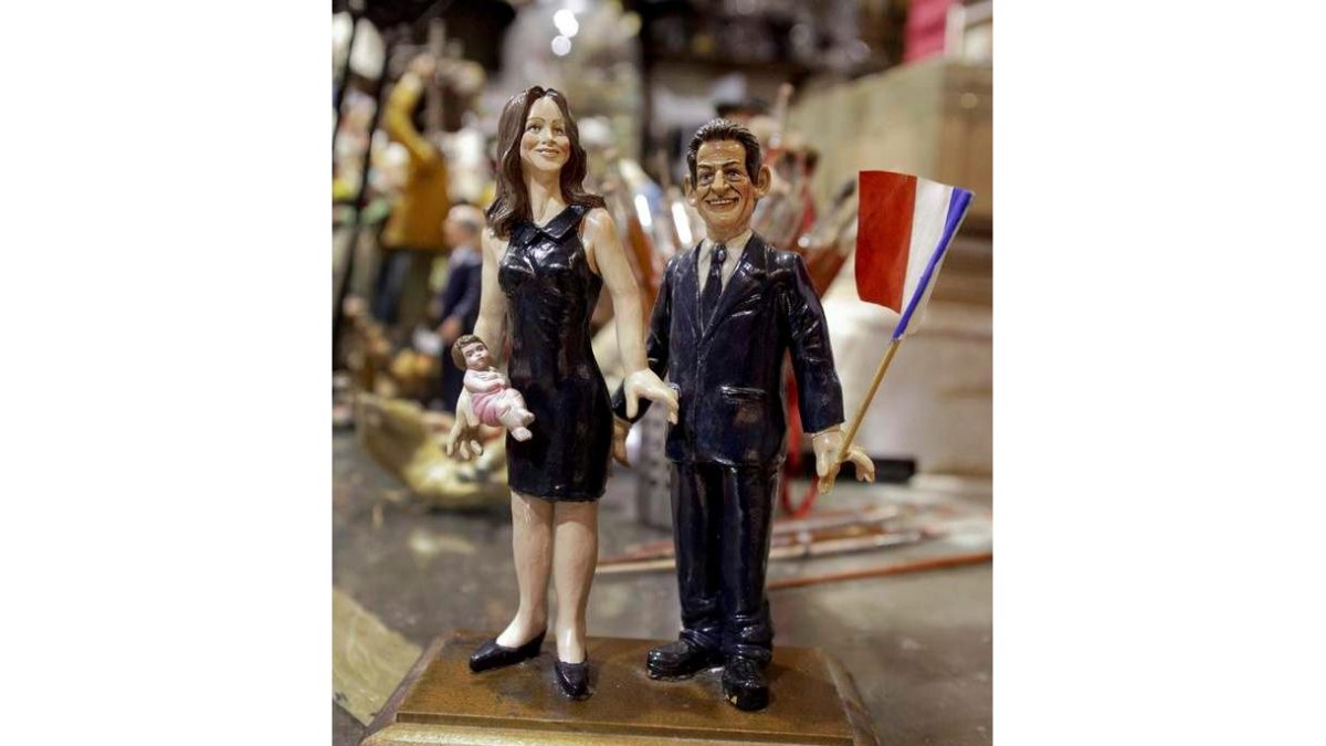 El artesano Genny Di Virgilio ha creado unas figuras con la familia francesa.