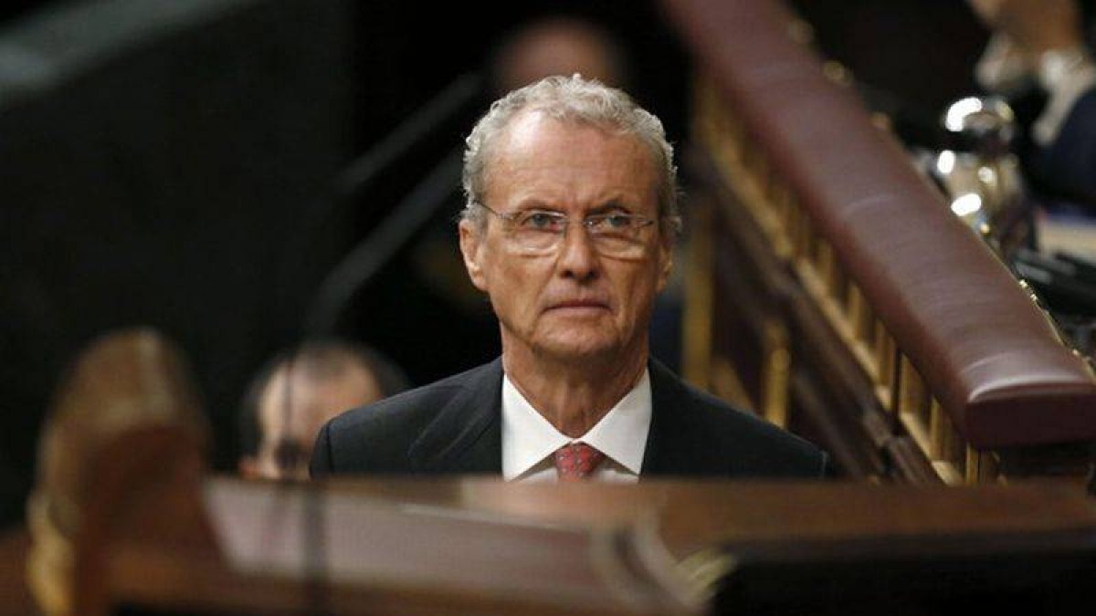 El ministro de Defensa, Pedro Morenés, ayer, en el pleno del Congreso.